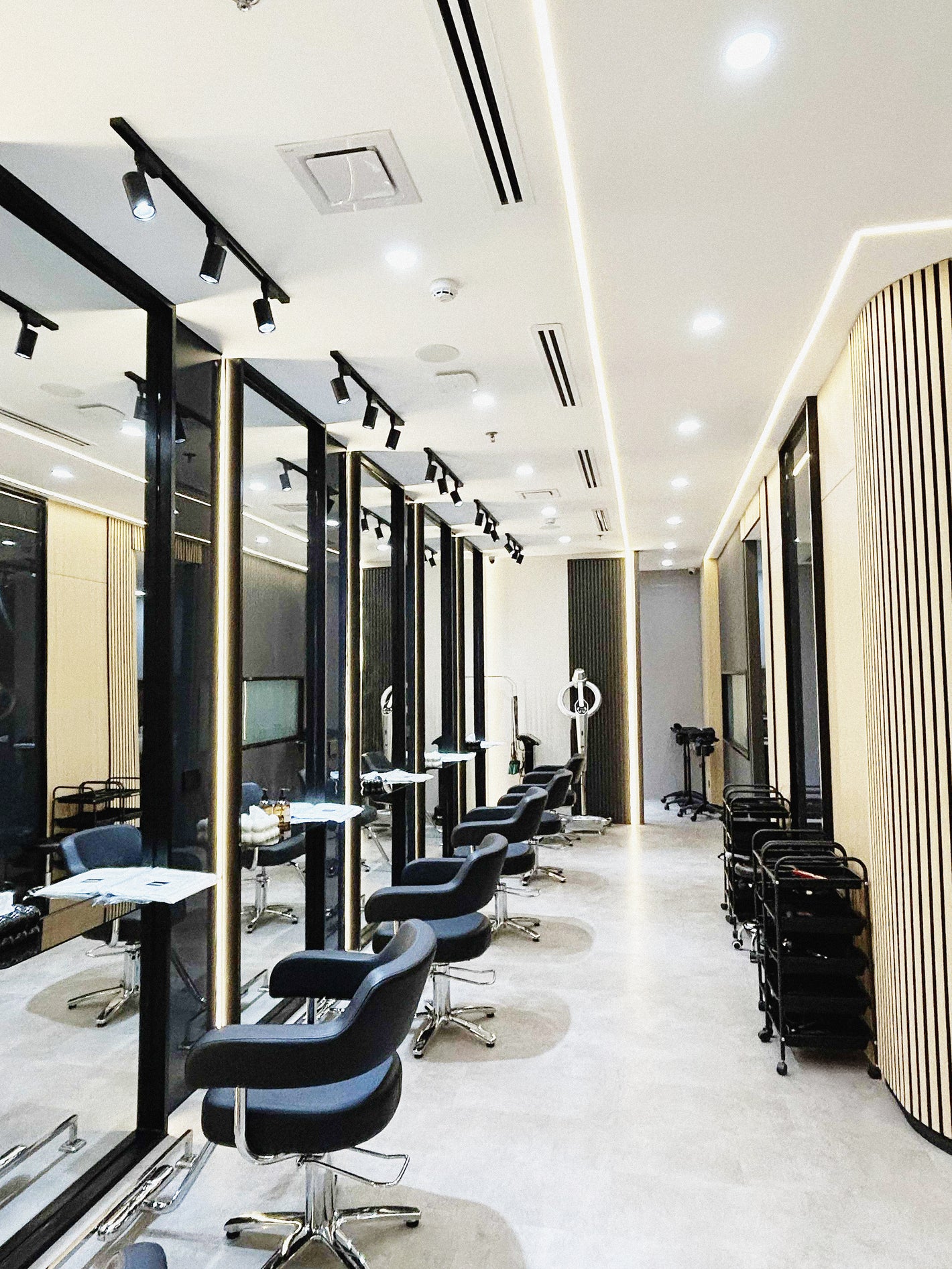 Porno mushuk igna bilan mixlangan Lezbiyanka uxlayotganda dugonasi tomonidan sikiladi.